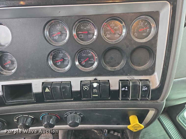 image for item EB1221 2016 Kenworth T800 box truck