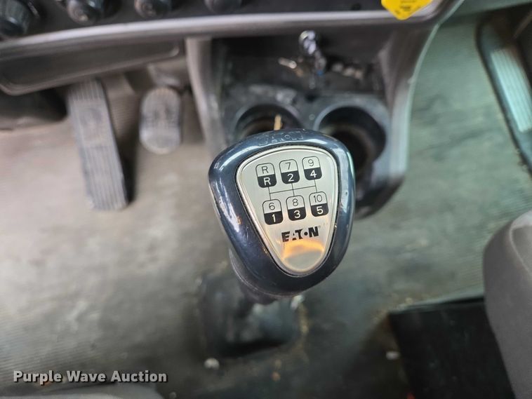 image for item EB1221 2016 Kenworth T800 box truck