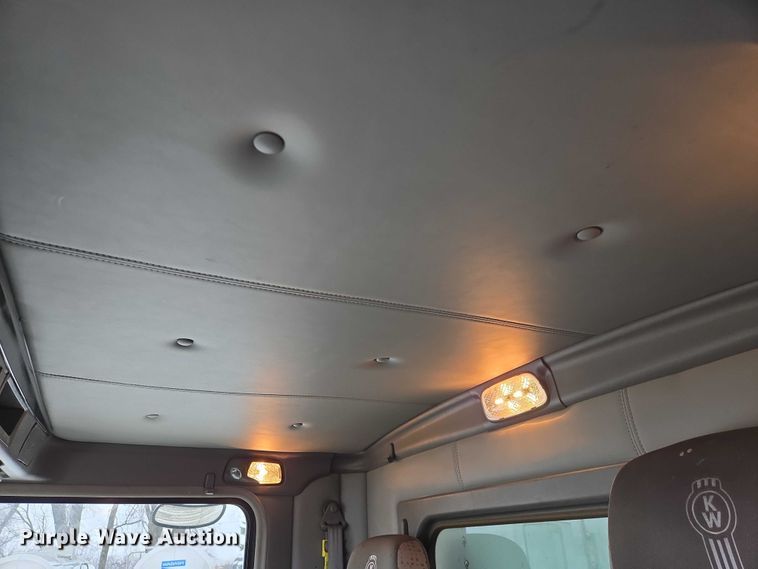 image for item EB1221 2016 Kenworth T800 box truck