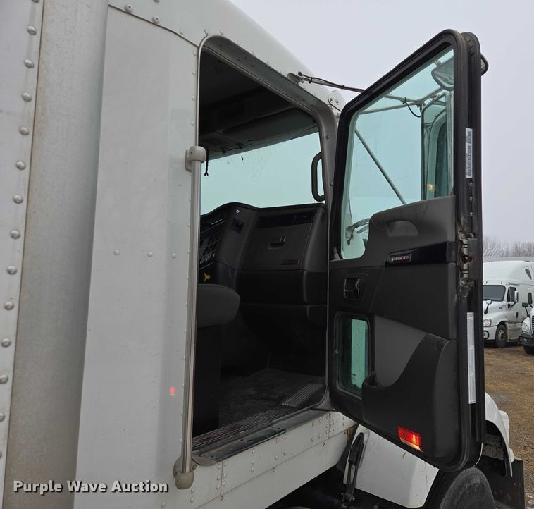 image for item EB1221 2016 Kenworth T800 box truck