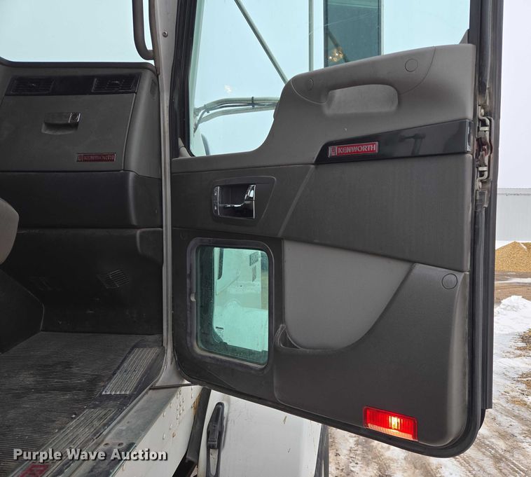 image for item EB1221 2016 Kenworth T800 box truck