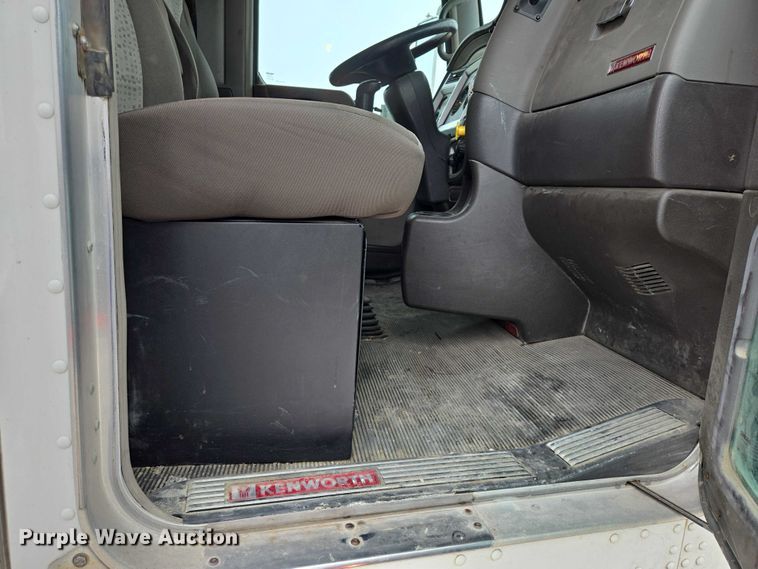 image for item EB1221 2016 Kenworth T800 box truck