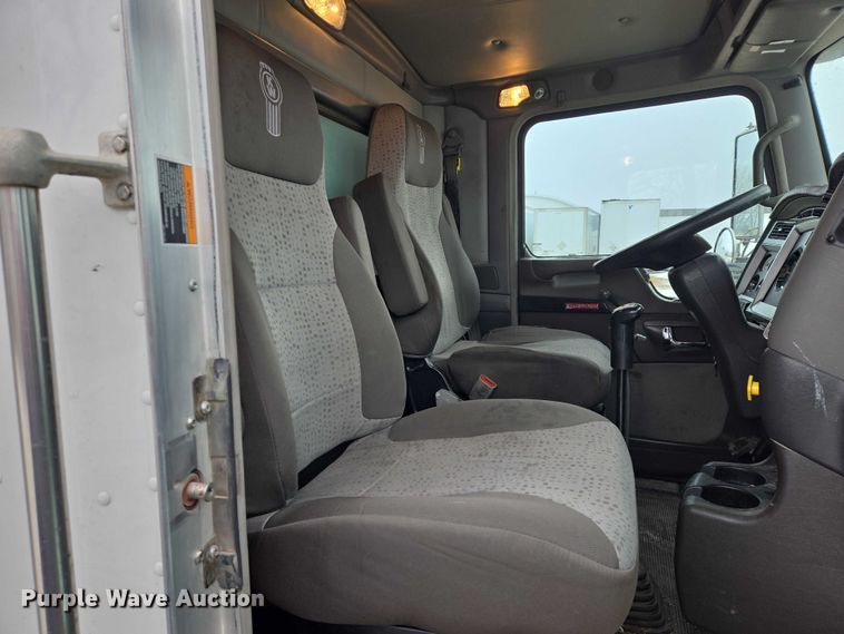 image for item EB1221 2016 Kenworth T800 box truck