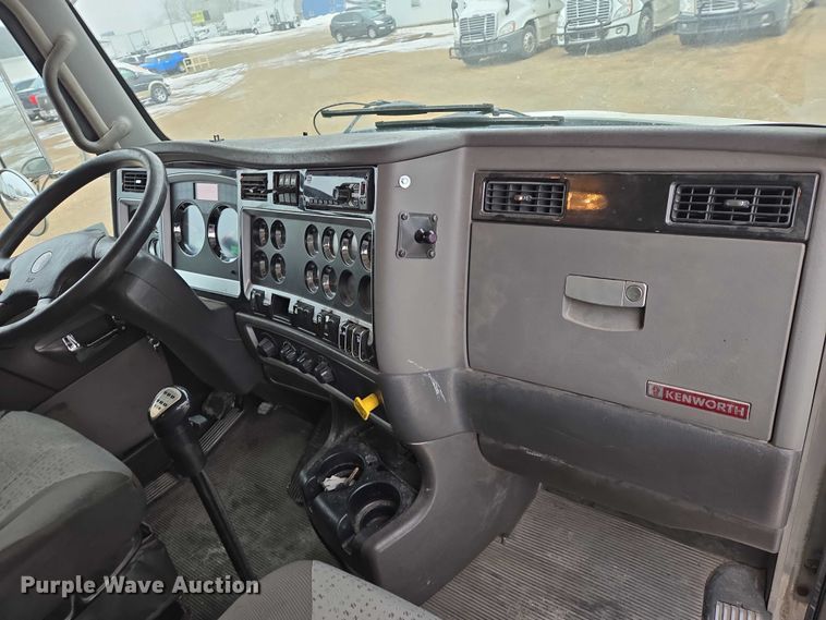 image for item EB1221 2016 Kenworth T800 box truck