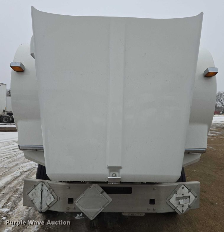 image for item EB1221 2016 Kenworth T800 box truck