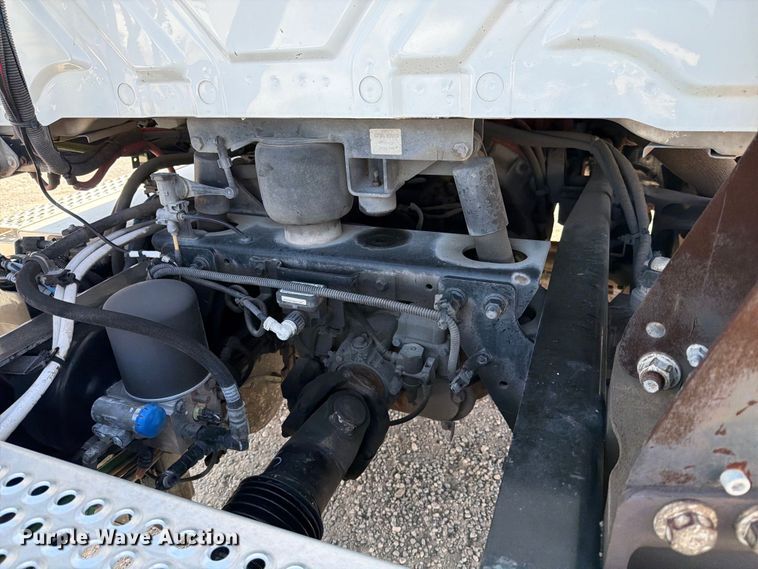 image for item ED5091 2019 International LT625 semi truck