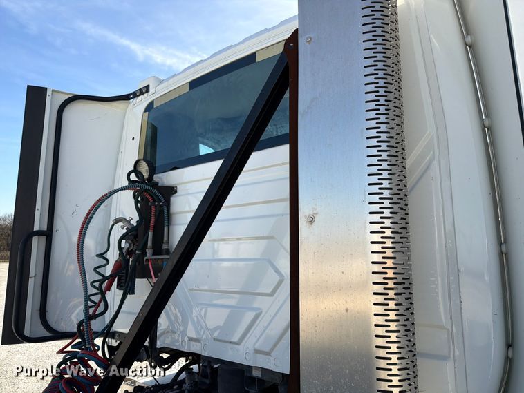 image for item ED5091 2019 International LT625 semi truck