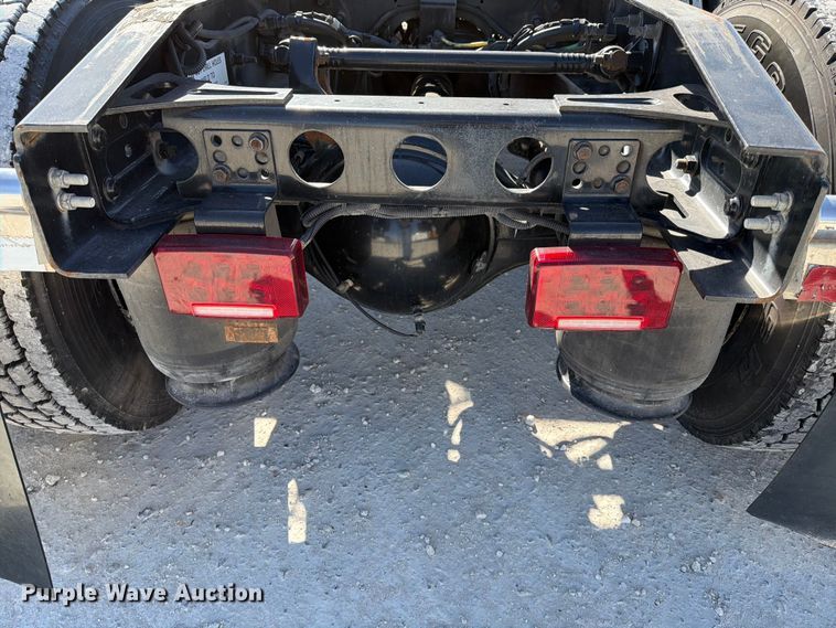 image for item ED5091 2019 International LT625 semi truck