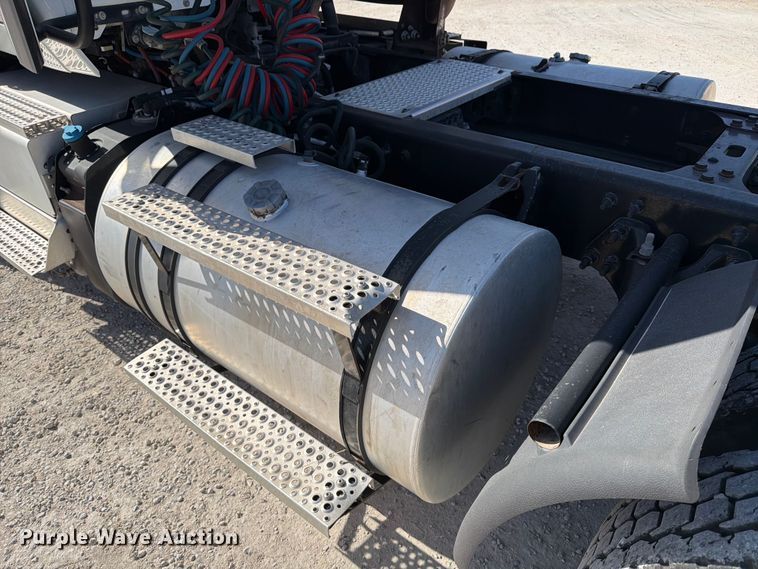 image for item ED5091 2019 International LT625 semi truck