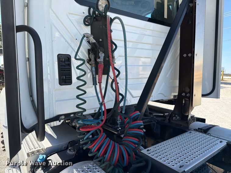 image for item ED5091 2019 International LT625 semi truck