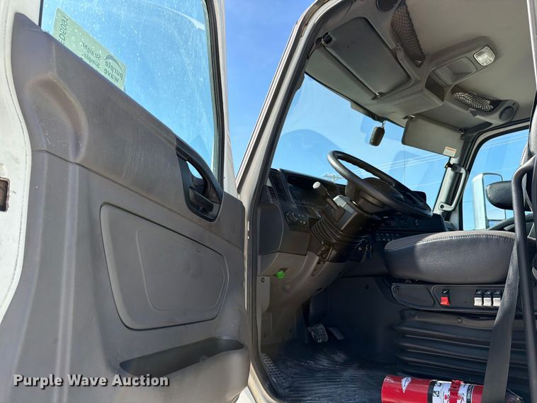 image for item ED5091 2019 International LT625 semi truck