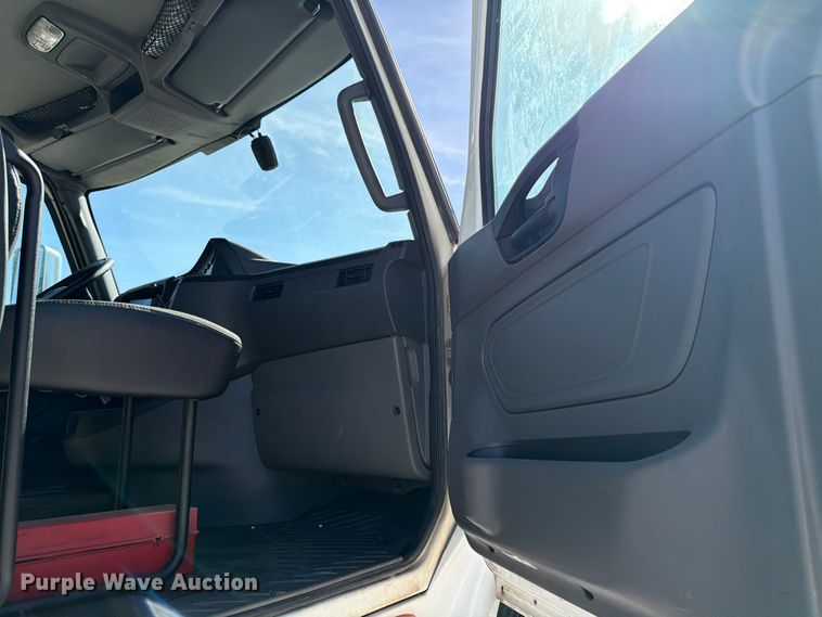 image for item ED5091 2019 International LT625 semi truck