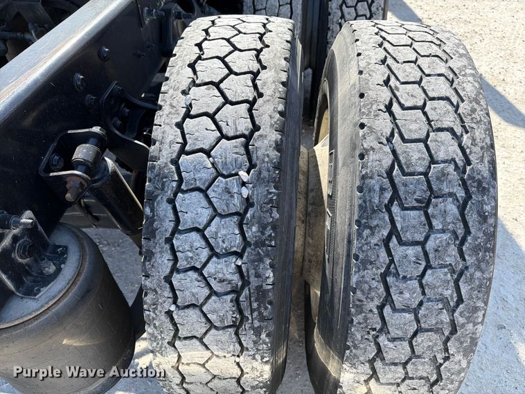 image for item ED5091 2019 International LT625 semi truck