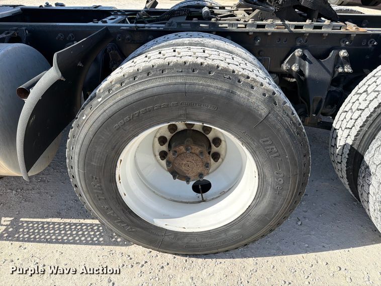 image for item ED5091 2019 International LT625 semi truck