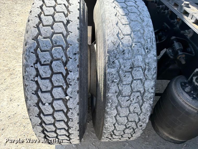 image for item ED5091 2019 International LT625 semi truck