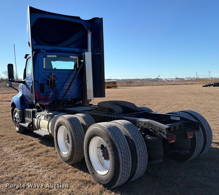 image for item ED5092 2020 International LT625 semi truck