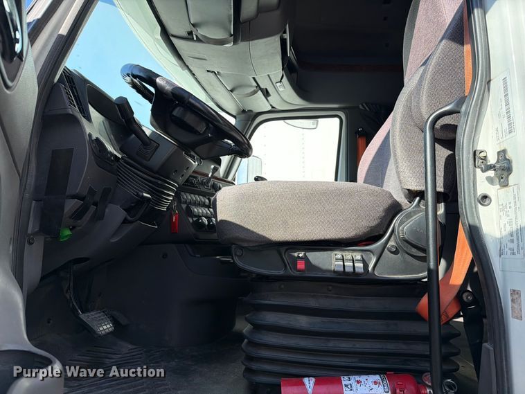 image for item ED5093 2018 International LT625 semi truck