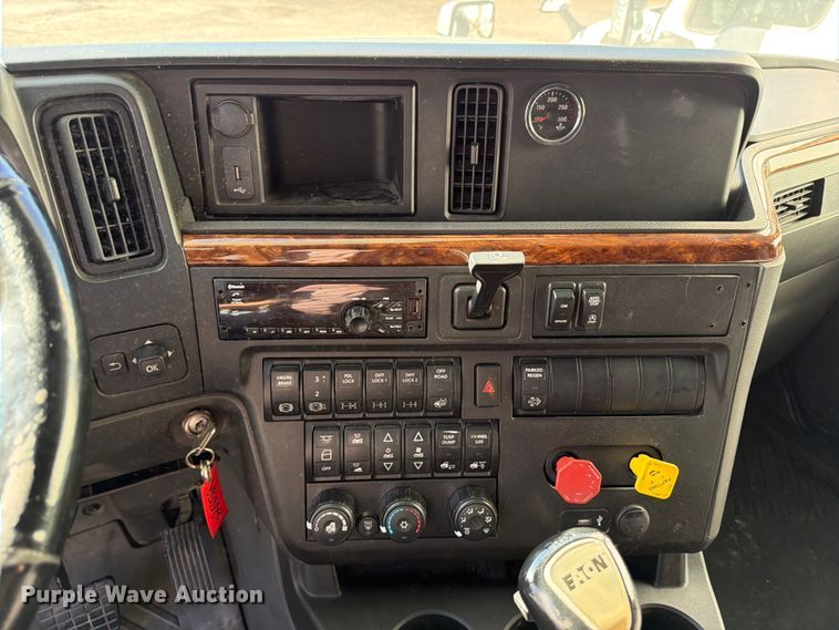 image for item ED5093 2018 International LT625 semi truck