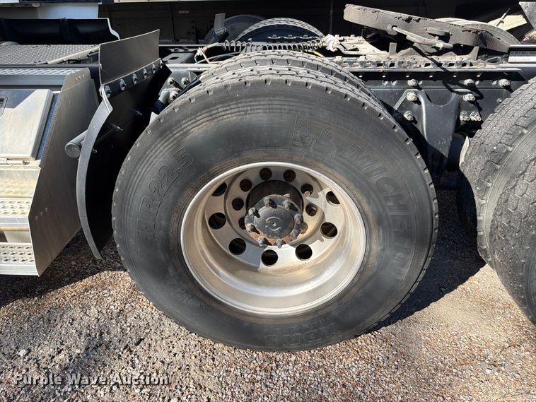 image for item ED5093 2018 International LT625 semi truck