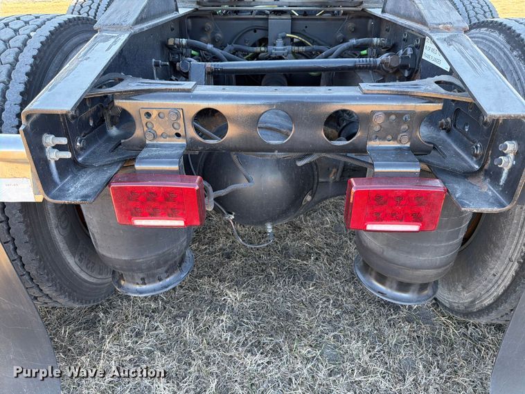 image for item ED5094 2019 International LT625 semi truck