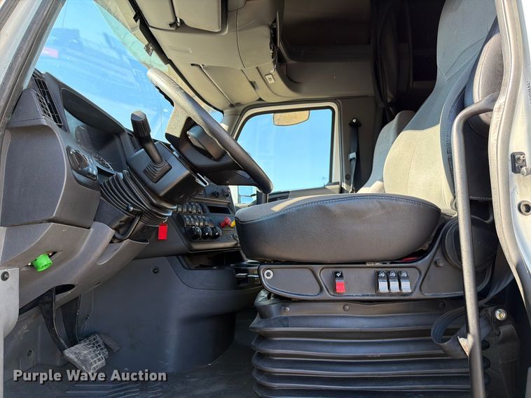 image for item ED5094 2019 International LT625 semi truck