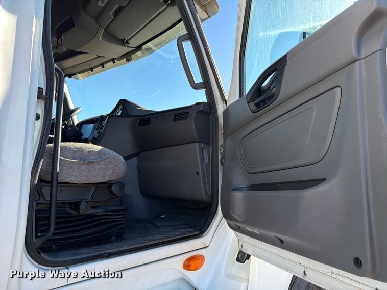 image for item ED5094 2019 International LT625 semi truck