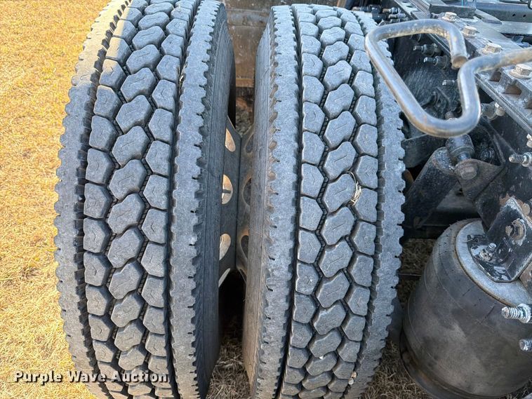 image for item ED5094 2019 International LT625 semi truck