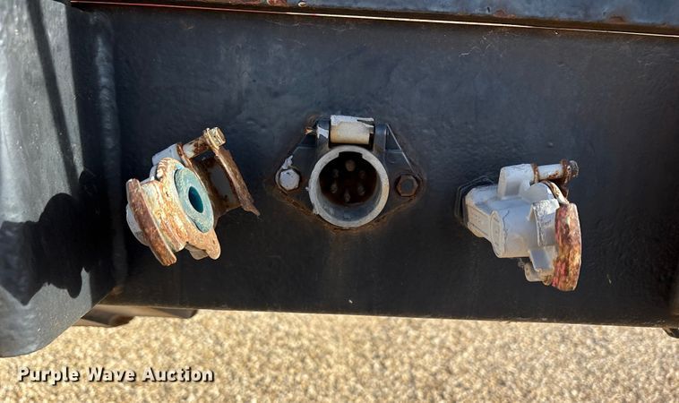 image for item EF6277 2011 Great Dane flatbed trailer