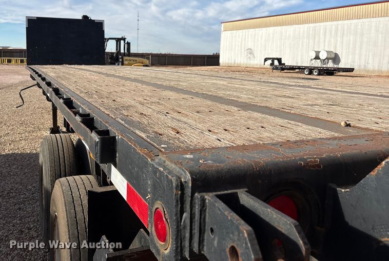 image for item EF6277 2011 Great Dane flatbed trailer