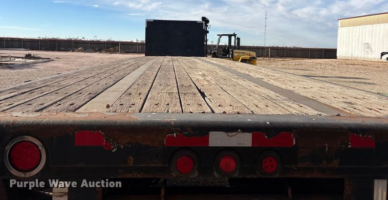 image for item EF6277 2011 Great Dane flatbed trailer
