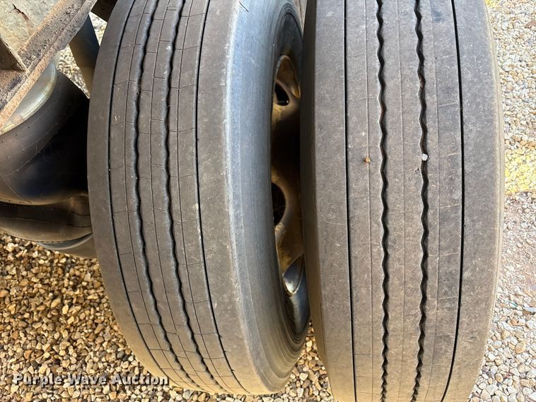 image for item EF6277 2011 Great Dane flatbed trailer