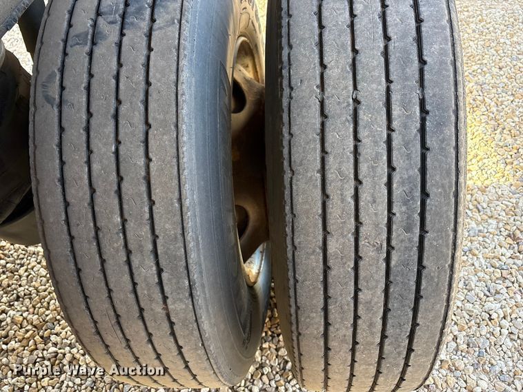 image for item EF6277 2011 Great Dane flatbed trailer