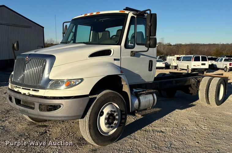 image for item EN0789 2011 International 4300 truck cab and chassis