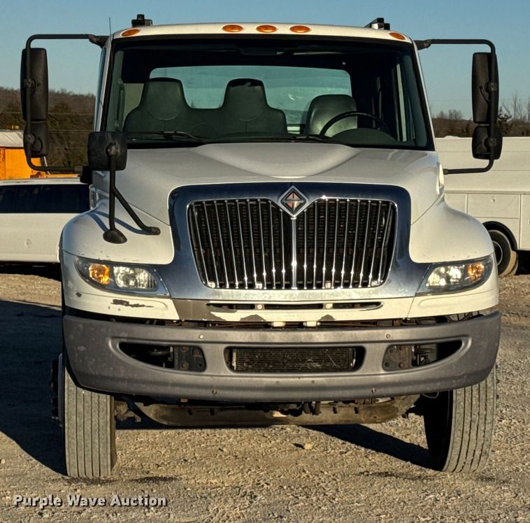 image for item EN0789 2011 International 4300 truck cab and chassis