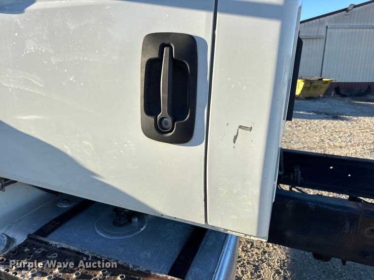 image for item EN0789 2011 International 4300 truck cab and chassis