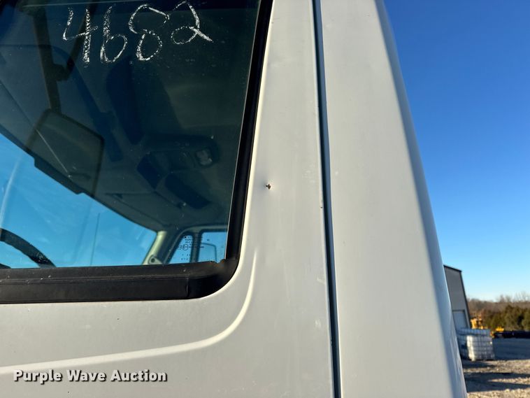 image for item EN0789 2011 International 4300 truck cab and chassis