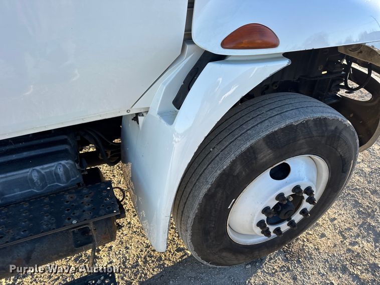 image for item EN0789 2011 International 4300 truck cab and chassis