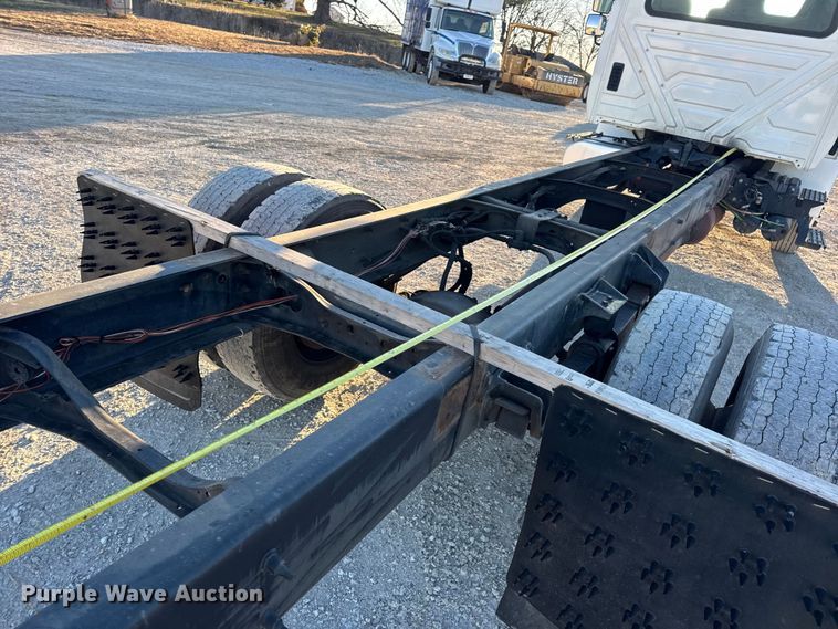 image for item EN0789 2011 International 4300 truck cab and chassis