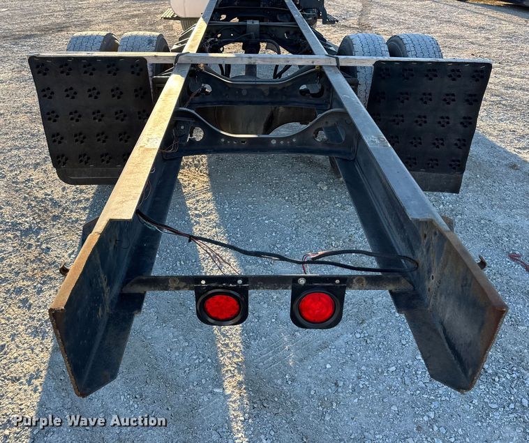 image for item EN0789 2011 International 4300 truck cab and chassis