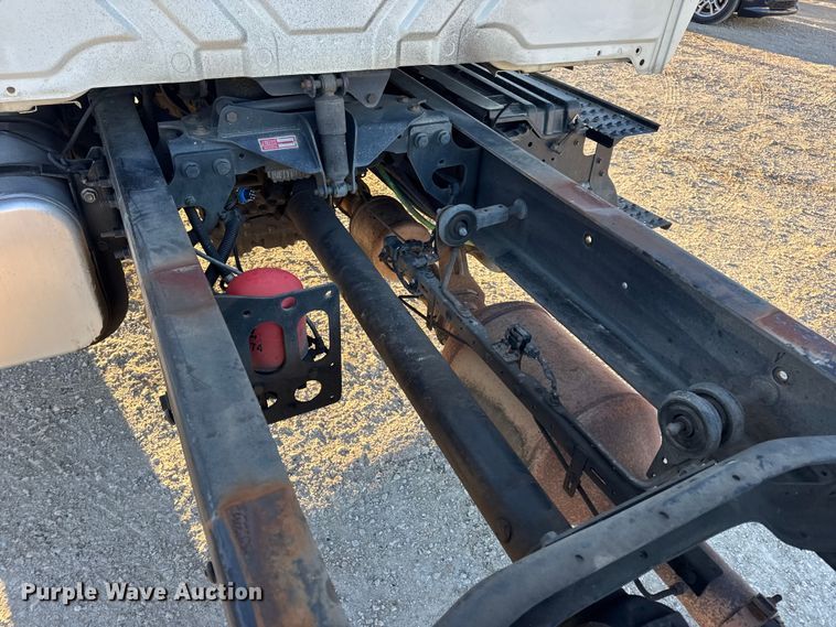 image for item EN0789 2011 International 4300 truck cab and chassis