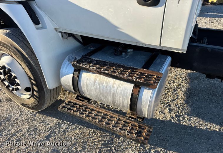 image for item EN0789 2011 International 4300 truck cab and chassis