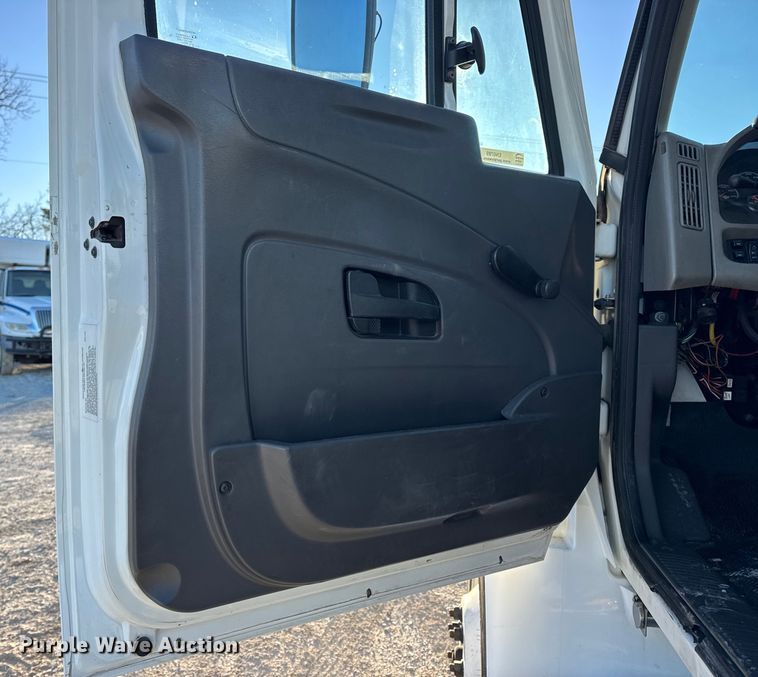 image for item EN0789 2011 International 4300 truck cab and chassis