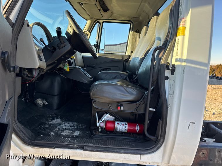image for item EN0789 2011 International 4300 truck cab and chassis