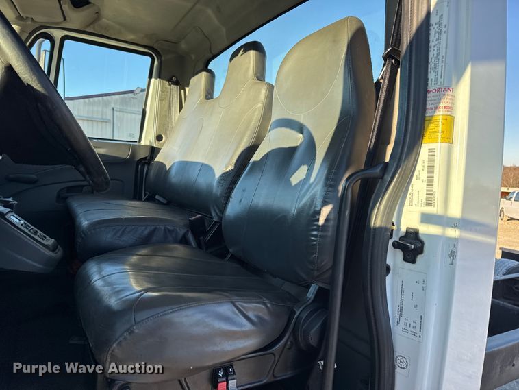 image for item EN0789 2011 International 4300 truck cab and chassis