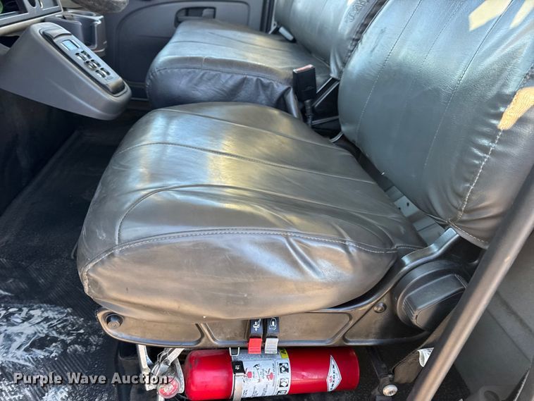 image for item EN0789 2011 International 4300 truck cab and chassis