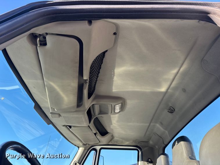 image for item EN0789 2011 International 4300 truck cab and chassis