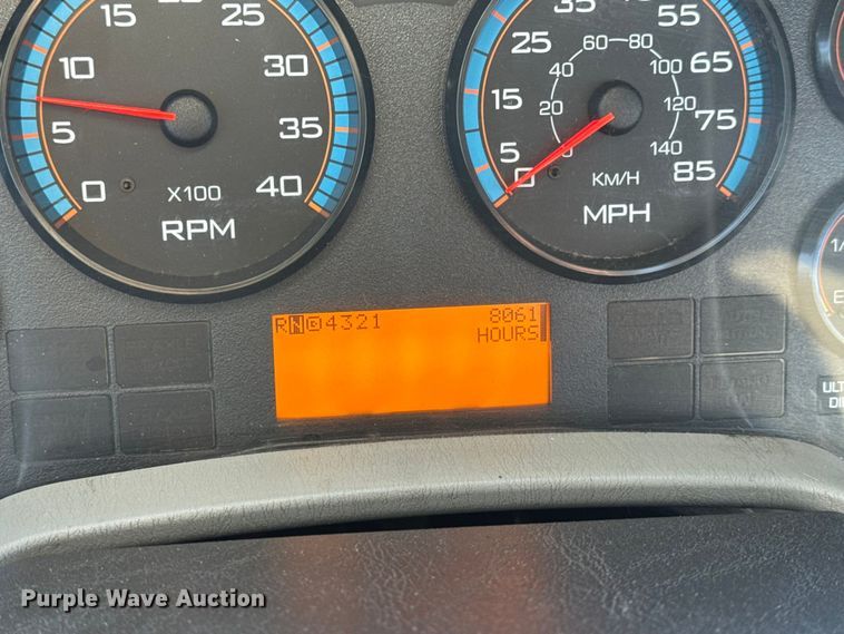 image for item EN0789 2011 International 4300 truck cab and chassis