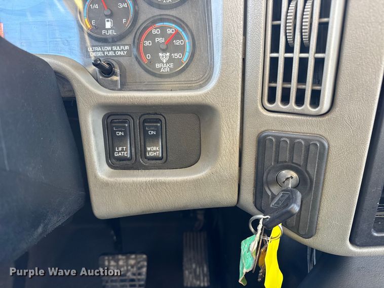 image for item EN0789 2011 International 4300 truck cab and chassis