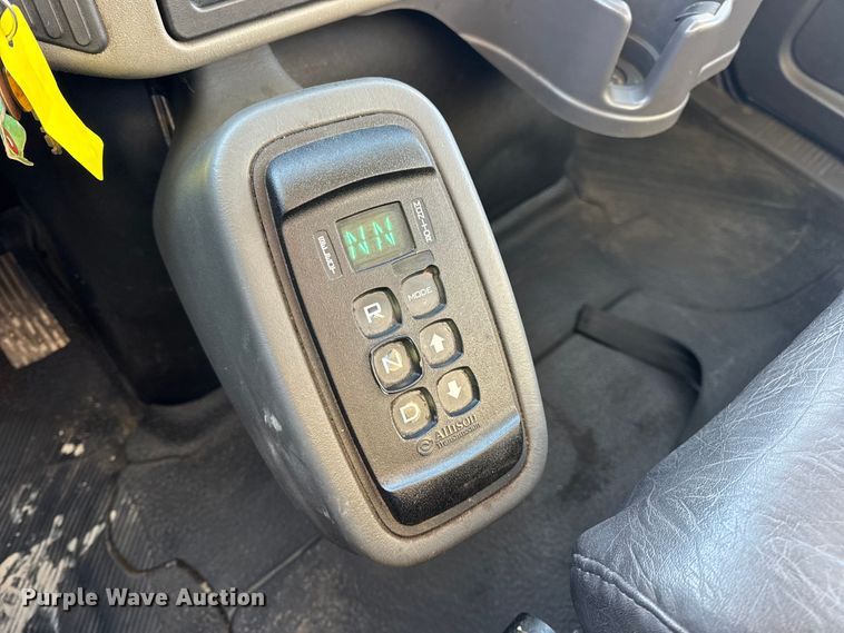 image for item EN0789 2011 International 4300 truck cab and chassis