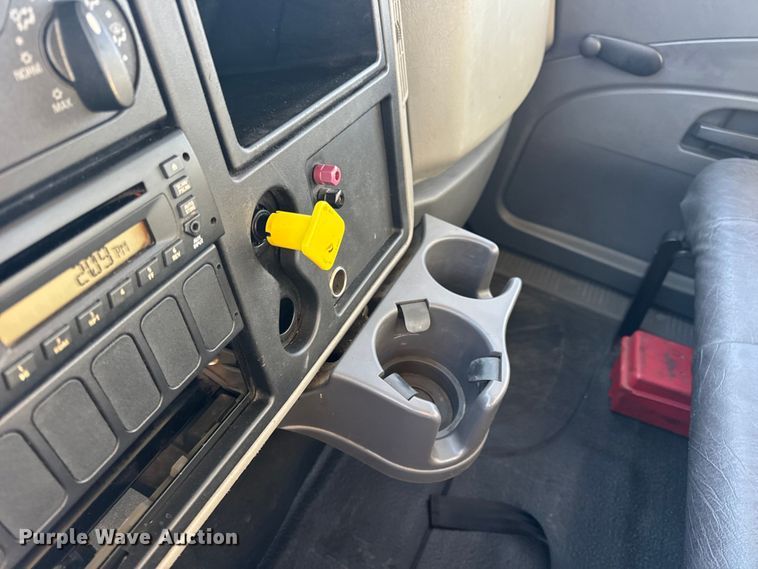 image for item EN0789 2011 International 4300 truck cab and chassis